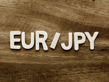 Euro continues to fall against Japanese yen